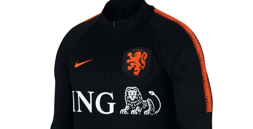 Nederlands Elftal draagt zwart trainingspak gedurende 2018-2