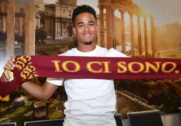 as-roma-sjaal-kluivert.png