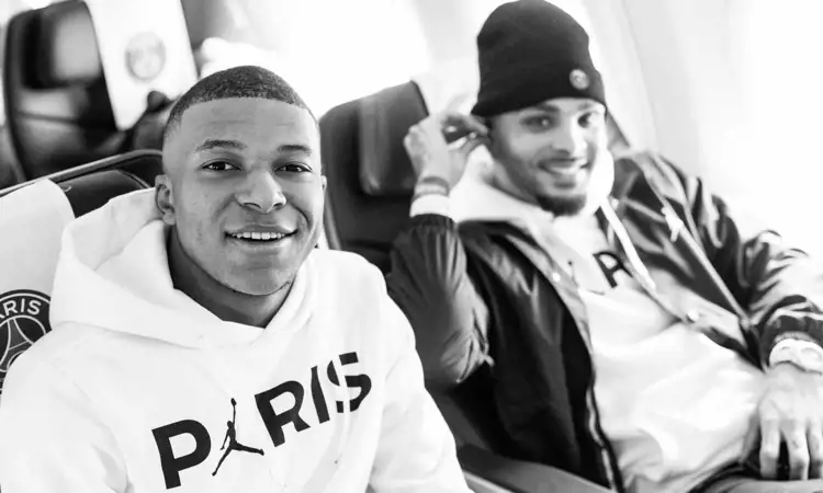 Paris Saint Germain draagt zieke Jordan Brand hoodie en jack tijdens Manchester United trip