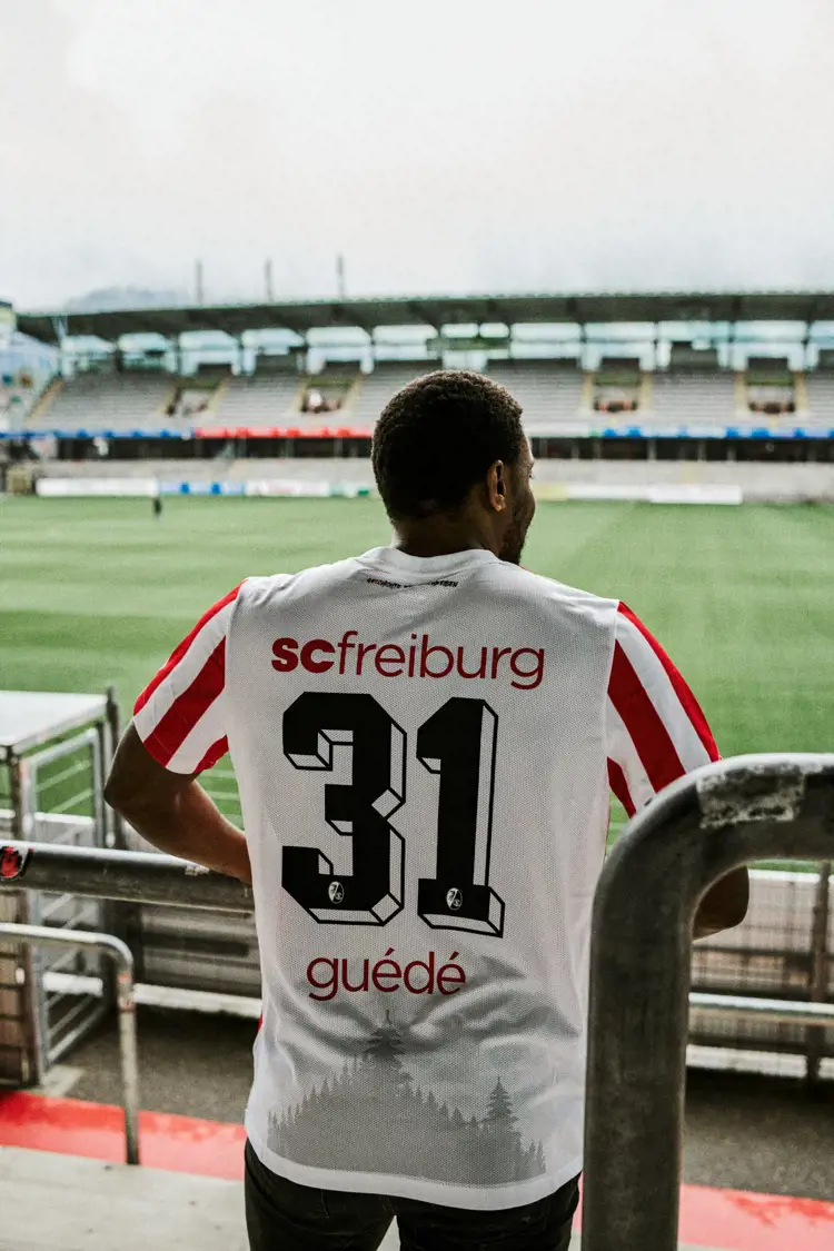 Dit is het SC Freiburg voetbalshirt ter ere van het 120 jarig bestaan
