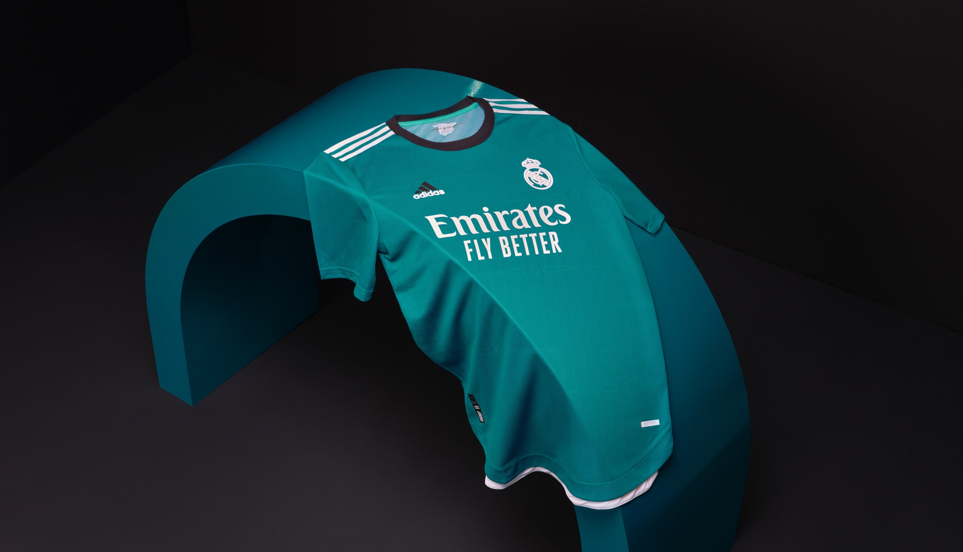 Real Madrid 3e voetbalshirt 2021-2022 - Voetbalshirts.com