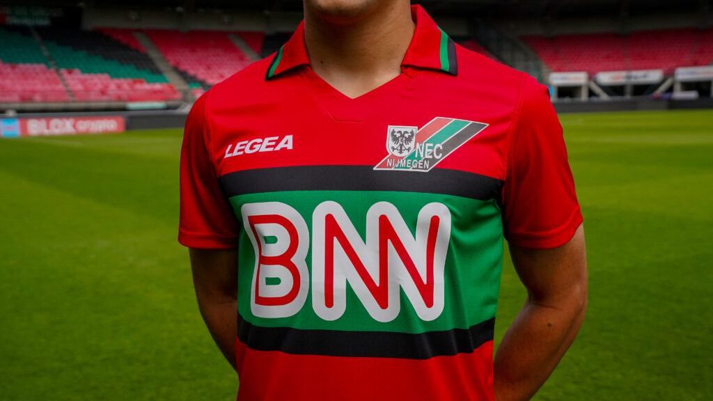 Verklaring Regenjas Australische persoon NEC Nijmegen draagt eenmalig BNN voetbalshirt - Voetbalshirts.com