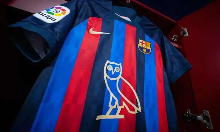 FC Barcelona met logo van Drake op voetbalshirts tijdens El Clásico