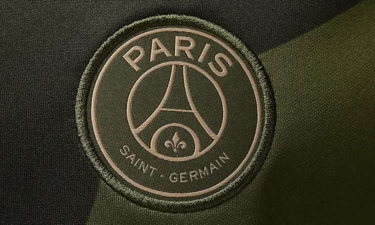 Dit zijn de legergroene Paris Saint Germain trainingsshirts van Jordan Brand