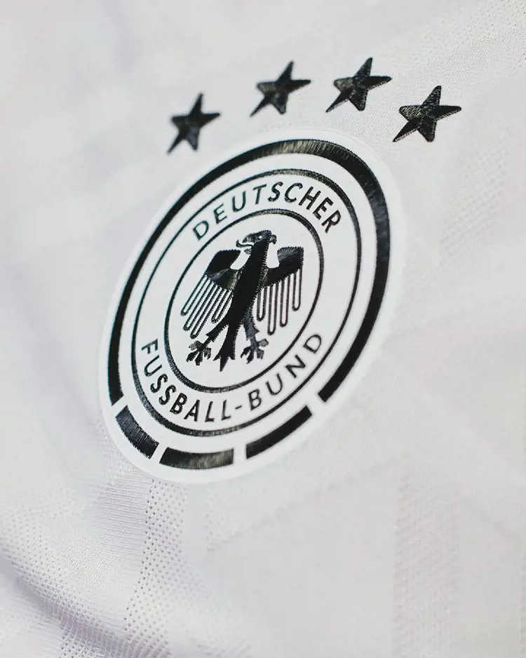 Duitsland Euro 2024 voetbalshirt in stijl jaren '90! 