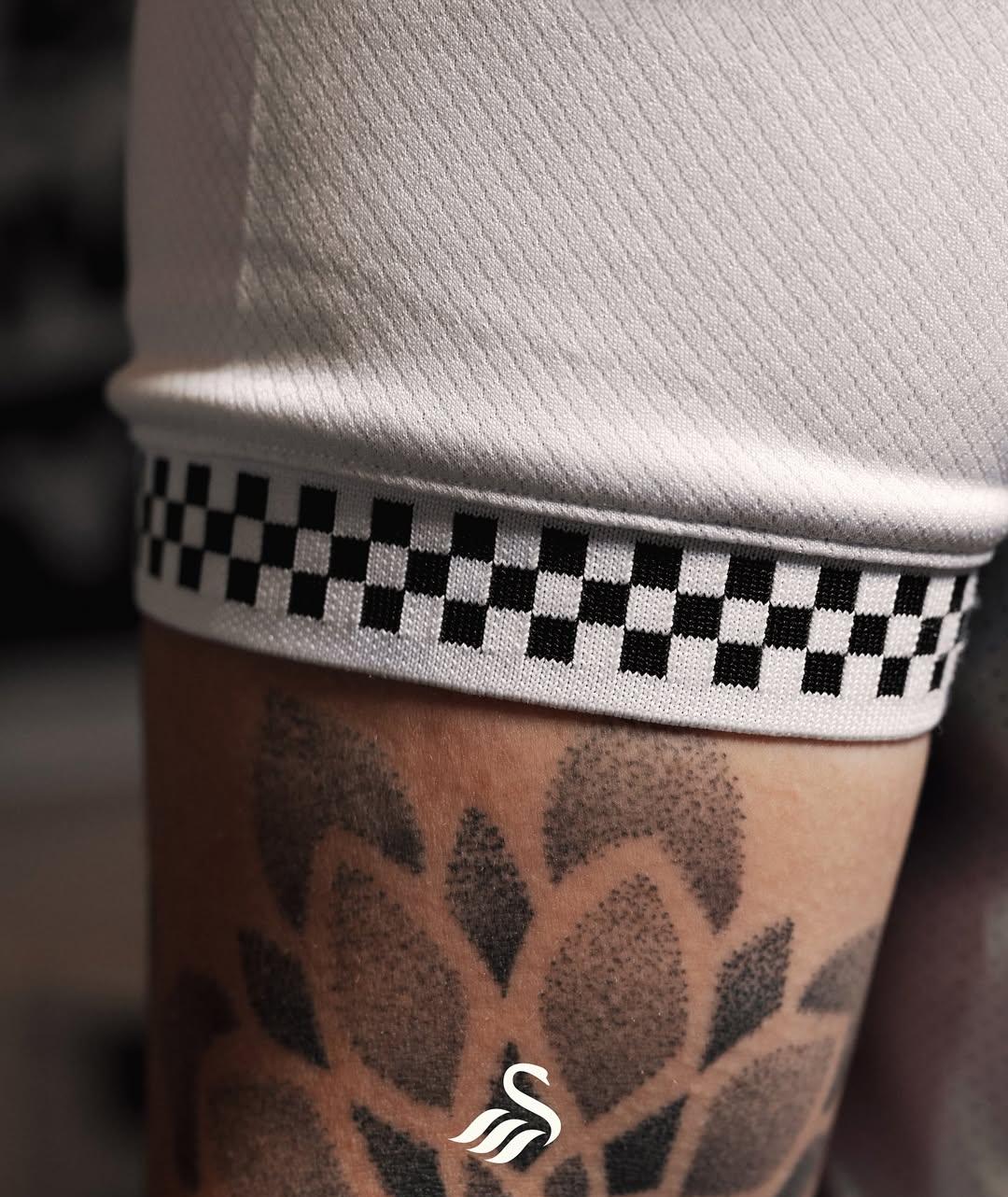 Dit zijn de Swansea City voetbalshirts 2025-2026