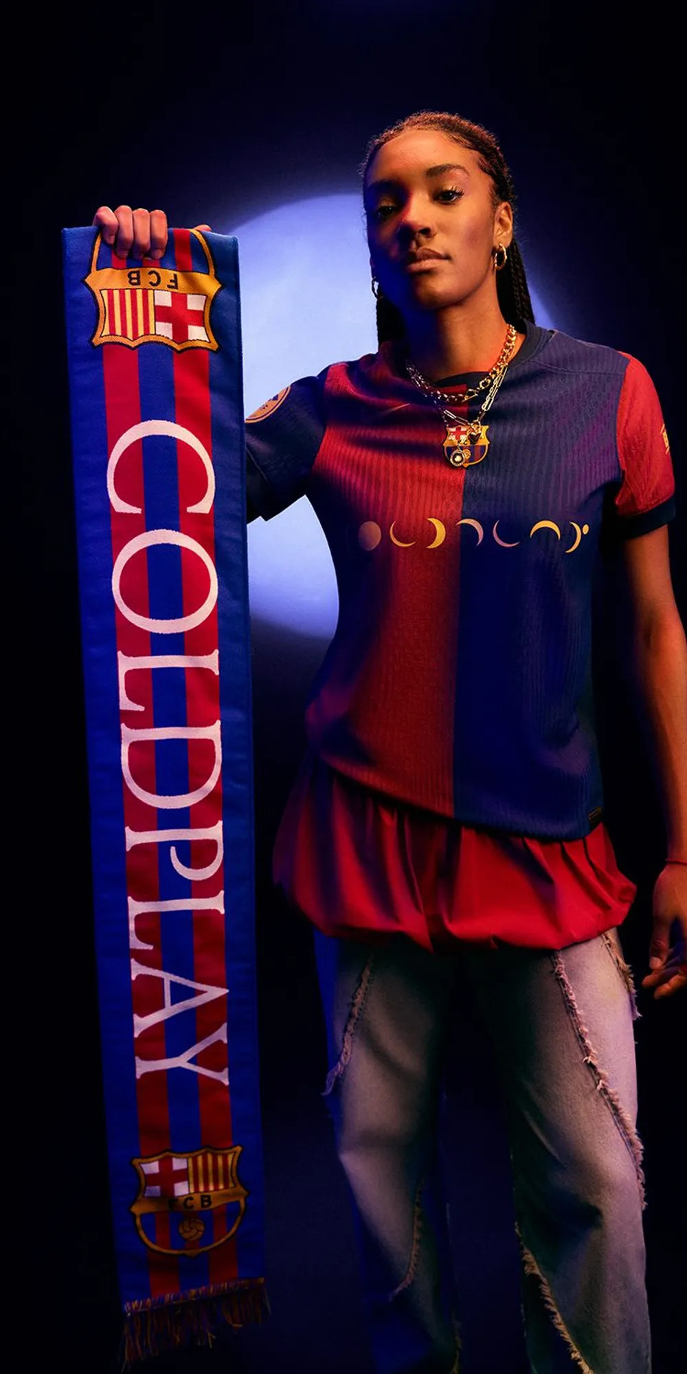 Coldplay versiert FC Barcelona voetbalshirt tijdens El Clásico