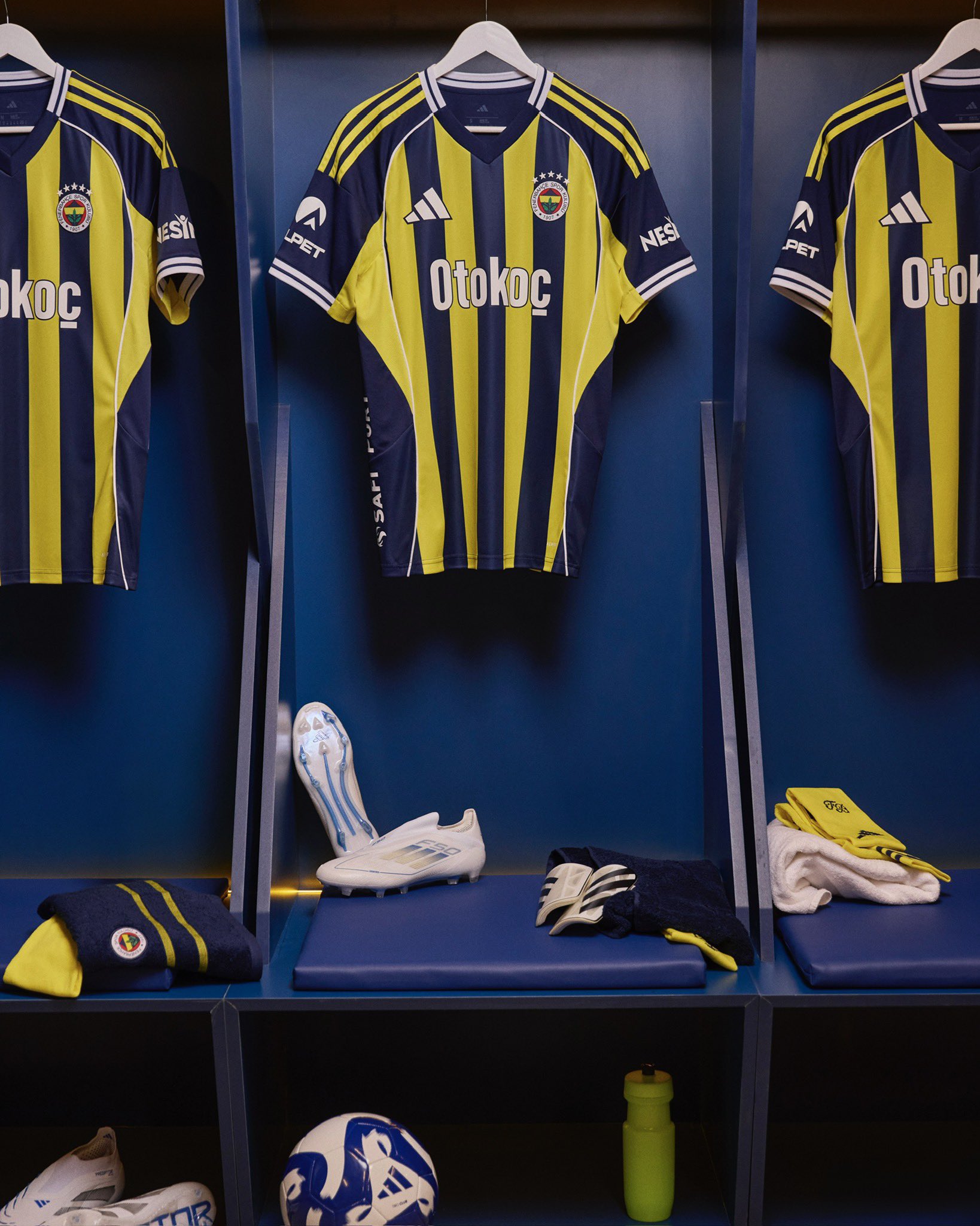 Dit zijn de Fenerbahçe voetbalshirts 2025-2026 van adidas