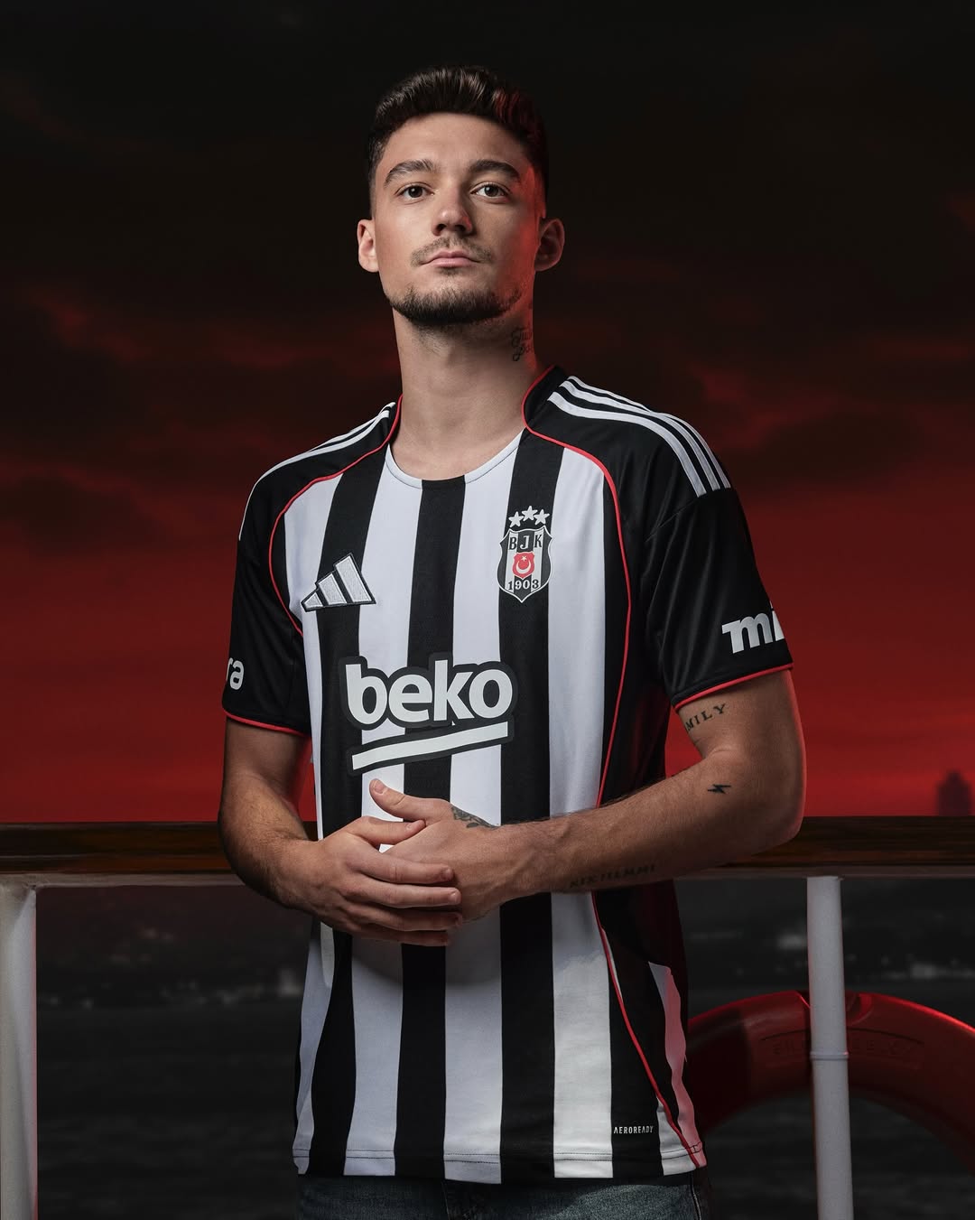 Beşiktaş voetbalshirts 2025-2026 hebben adidas TIRO25 template