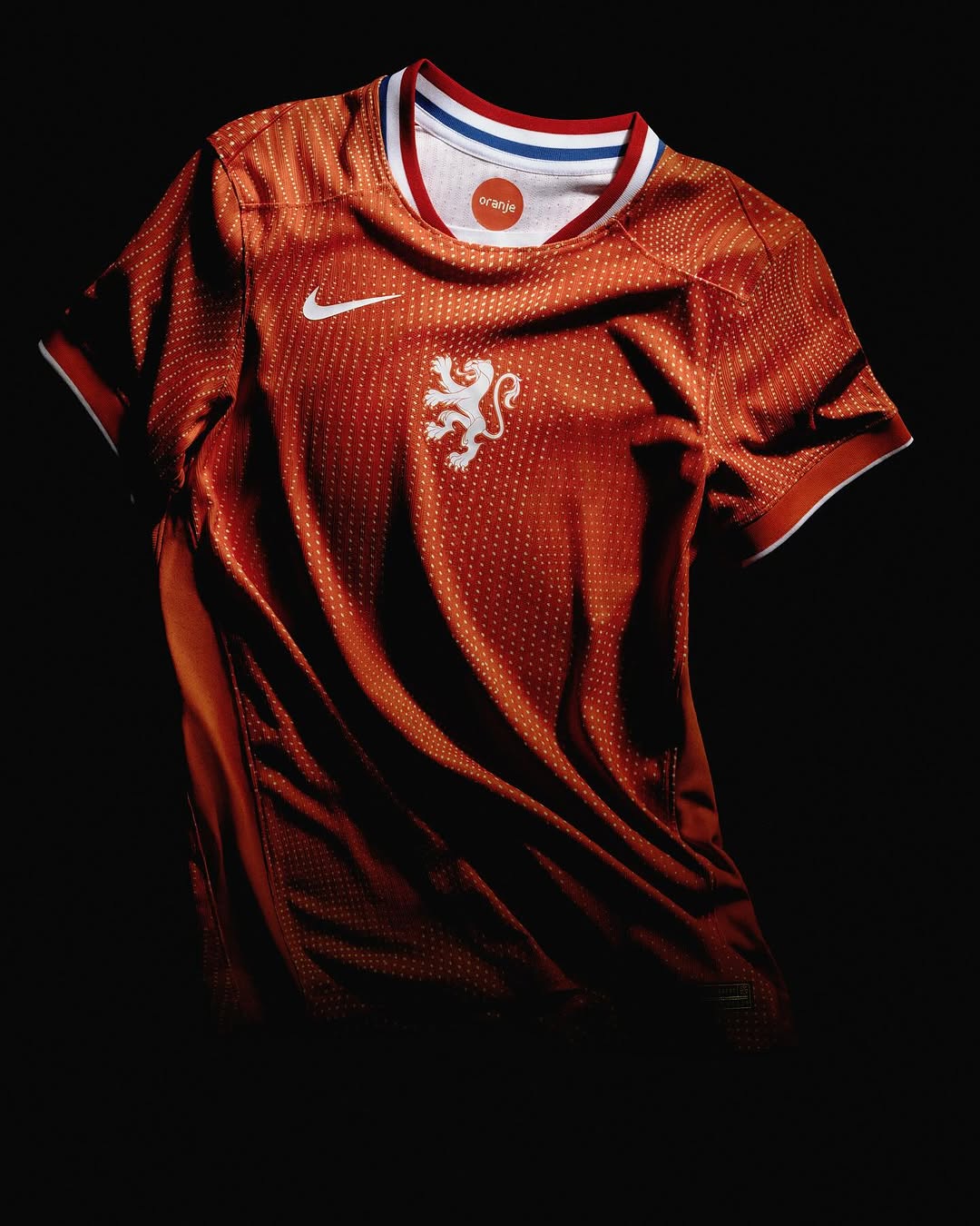 Oranje Leeuwinnen EK 2025 voetbalshirts geïnspireerd door Total 90!