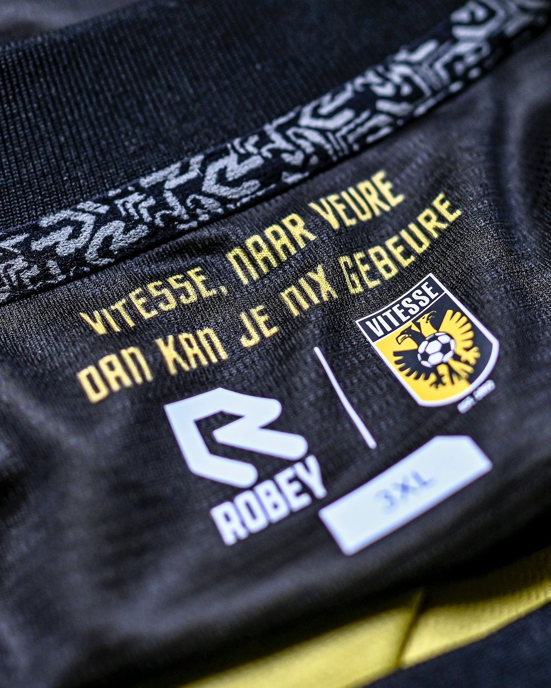 Dit zijn de Vitesse voetbalshirts 2024-2025