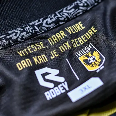Dit zijn de Vitesse voetbalshirts 2024-2025