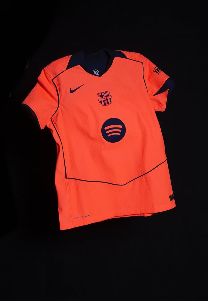 FC Barcelona 3e shirt 2025-2026 ode aan oranje shirts en Total90 template!
