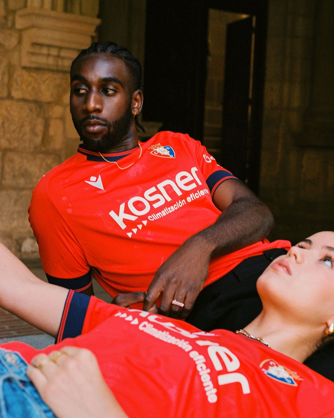 Dit zijn de CA Osasuna voetbalshirts 2024-2025 van Macron