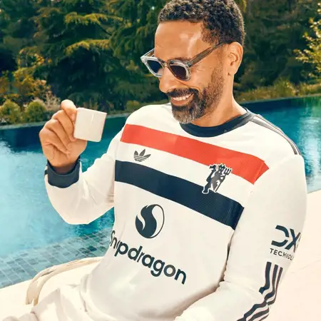 Manchester United 3e shirt 2024-2025 bevat adidas Originals logo en retro clublogo