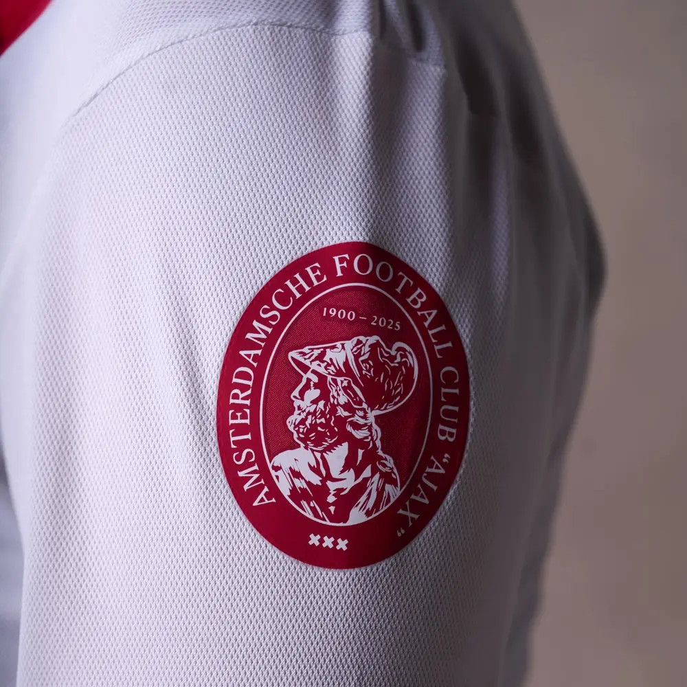 Dit is het Ajax jubileum voetbalshirt ter ere van 125 jarig bestaan