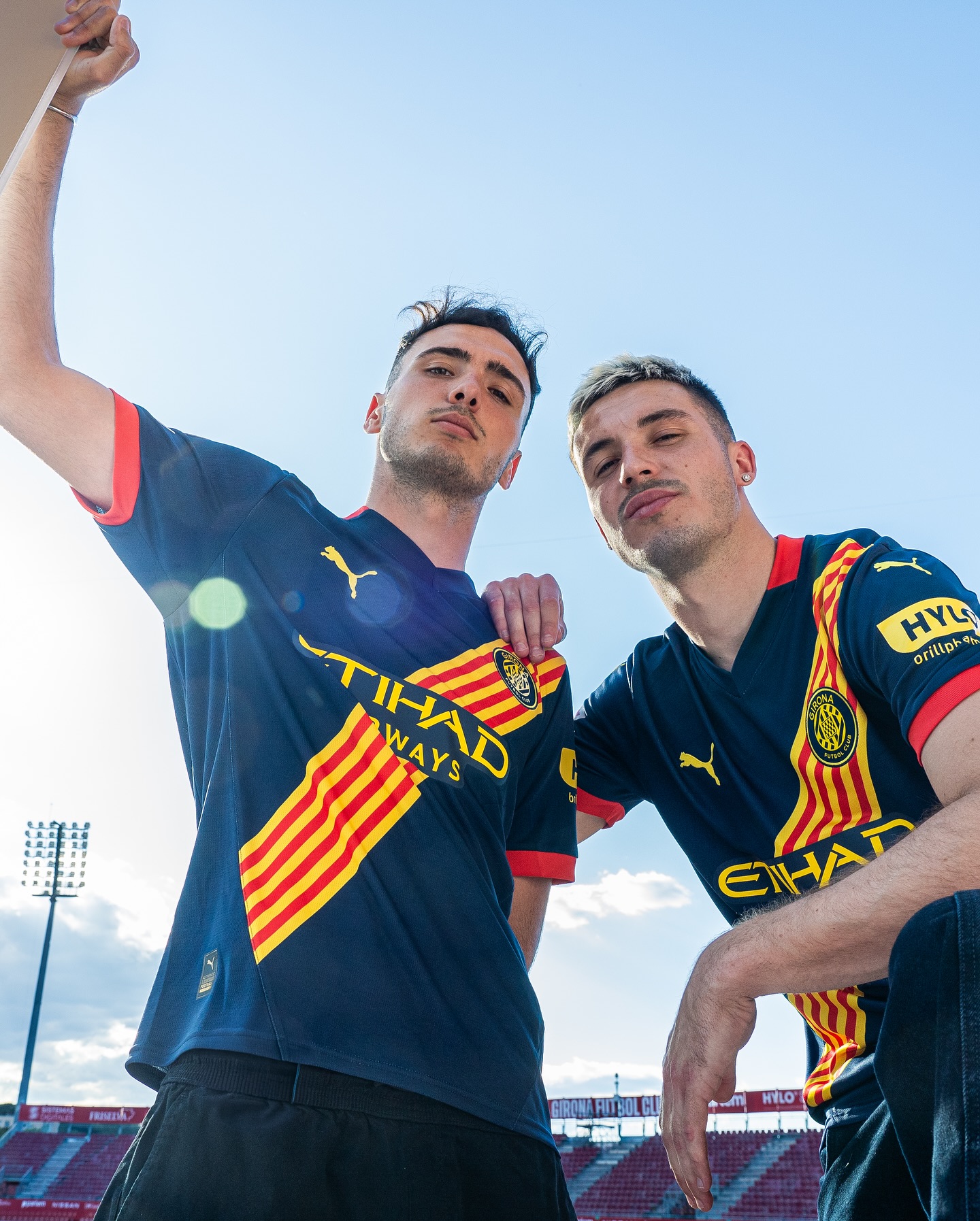 Girona voetbalshirts 2024-2025 in teken schild stad en Catalonië