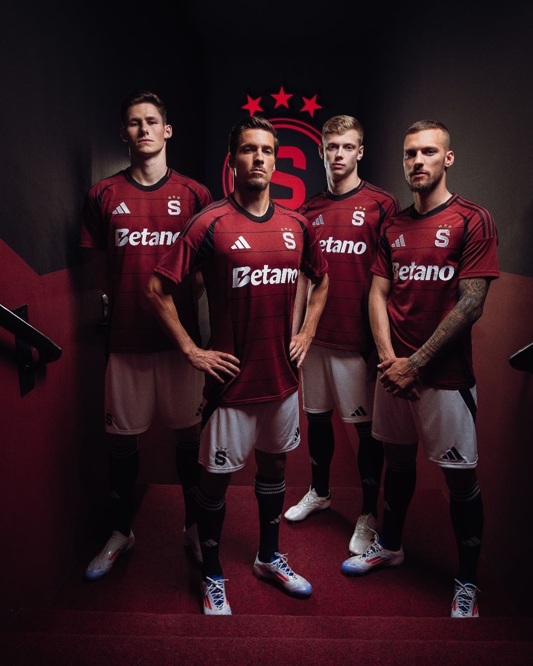 Dit zijn de Sparta Praag voetbalshirts 2024-2025