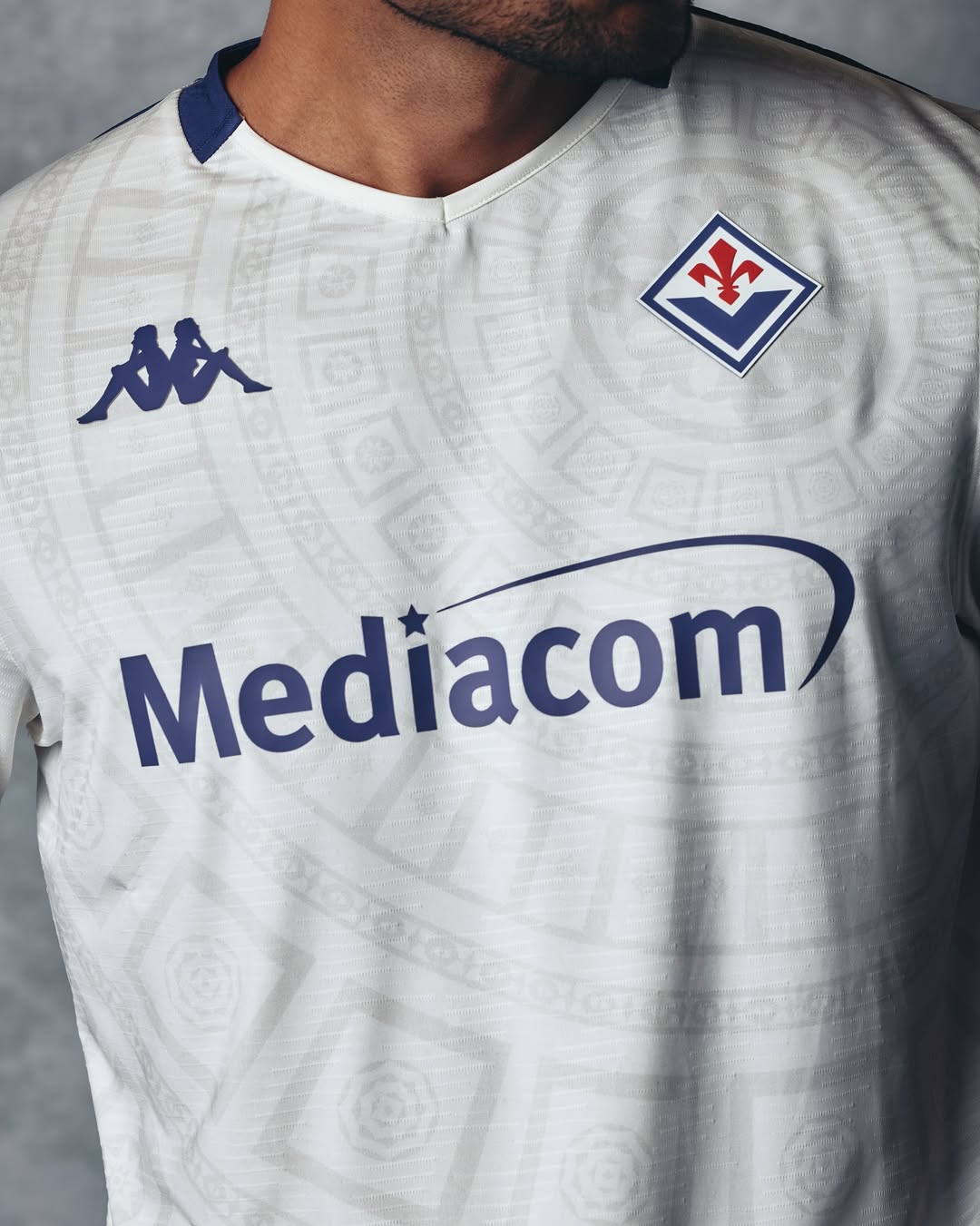 Fiorentina voetbalshirts 2025-2026 geïnspireerd door shirts jaren '90, basiliek en Arno