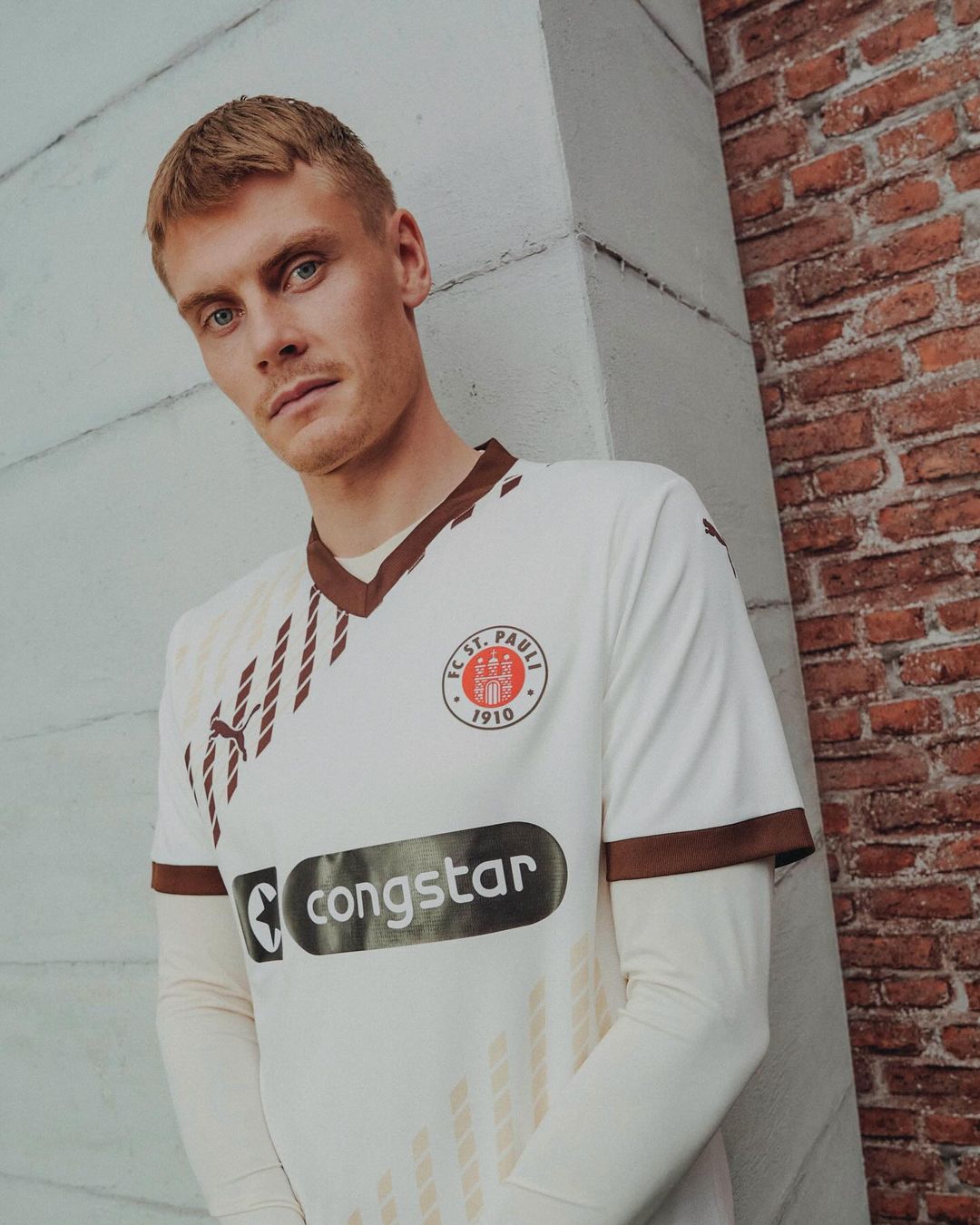 FC Sankt Pauli voetbalshirts 2024-2025 geïnspireerd door voetbalshirts jaren '90