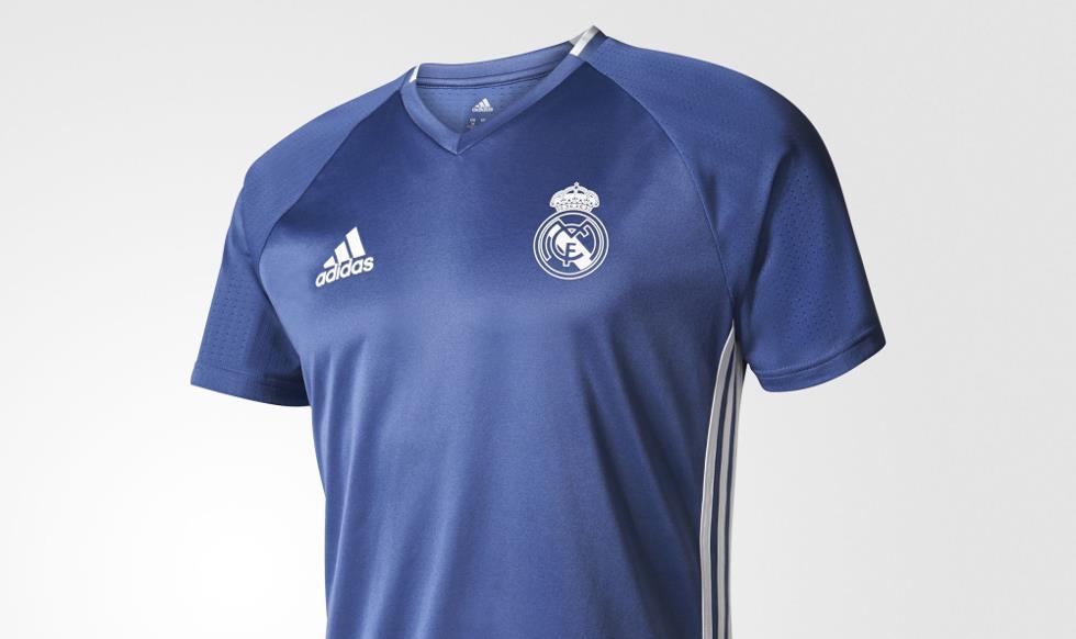 real-madrid-trainingsshirt-2017-blauw.png