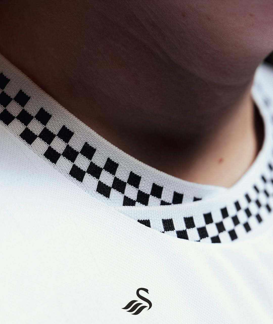 Dit zijn de Swansea City voetbalshirts 2025-2026