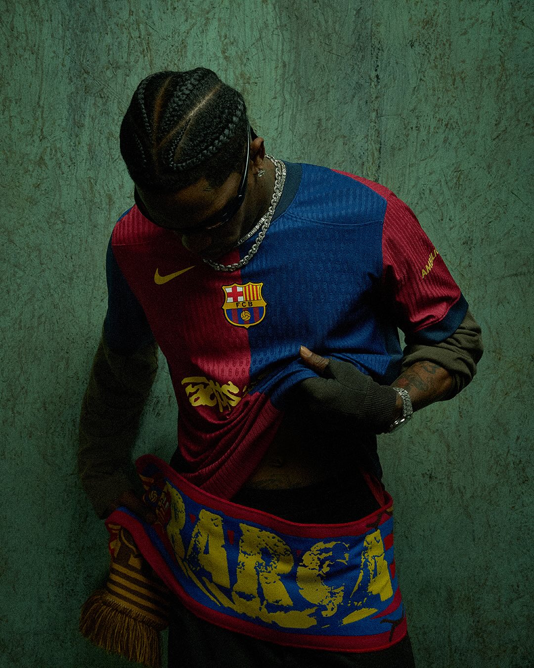 Travis Scott logo op FC Barcelona voetbalshirt tijdens El Clásico