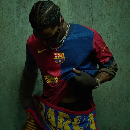 Travis Scott logo op FC Barcelona voetbalshirt tijdens El Clásico