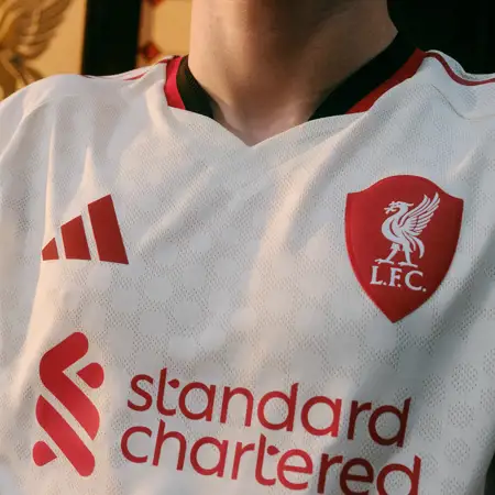 Liverpool FC uitshirt 2025-2026 ode aan Main Stand Anfield Road