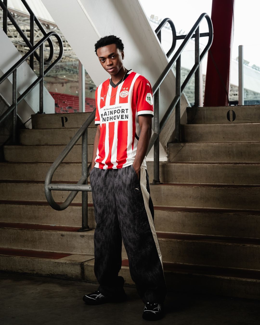 PSV thuisshirt 2024-2025 in teken creativiteit van Eindhoven