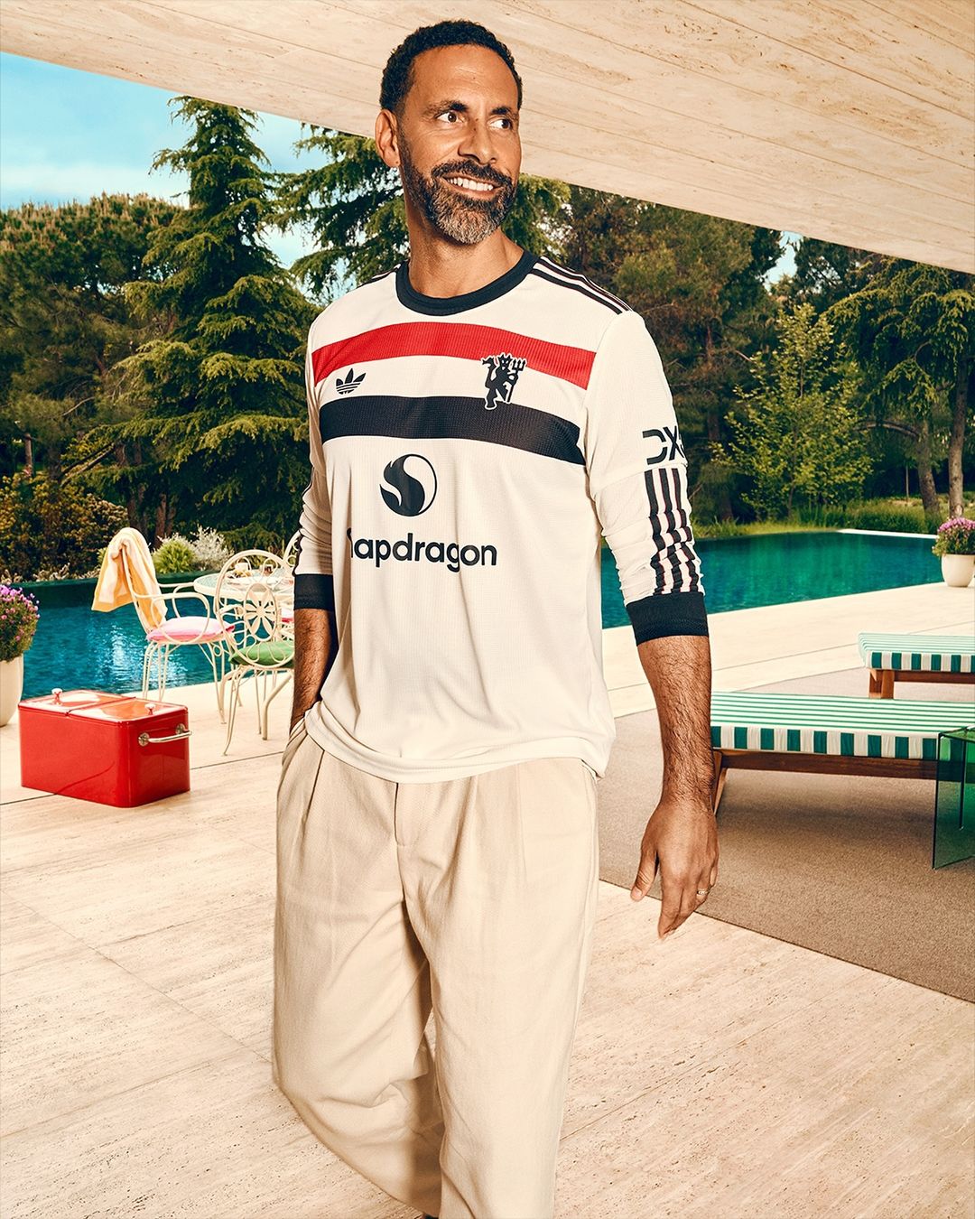 Manchester United 3e shirt 2024-2025 bevat adidas Originals logo en retro clublogo