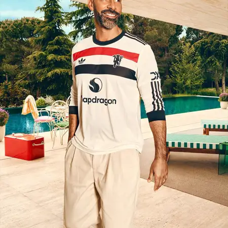 Manchester United 3e shirt 2024-2025 bevat adidas Originals logo en retro clublogo