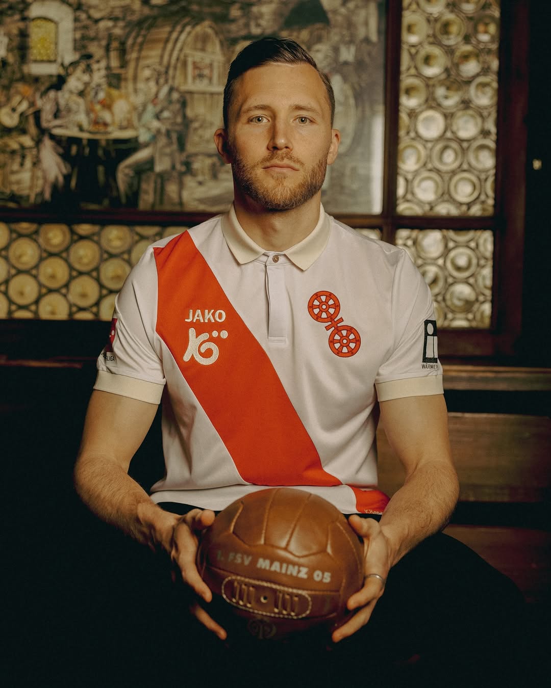 Dit is het FSV Mainz 05 voetbalshirt ter ere van het 120 jarig bestaan