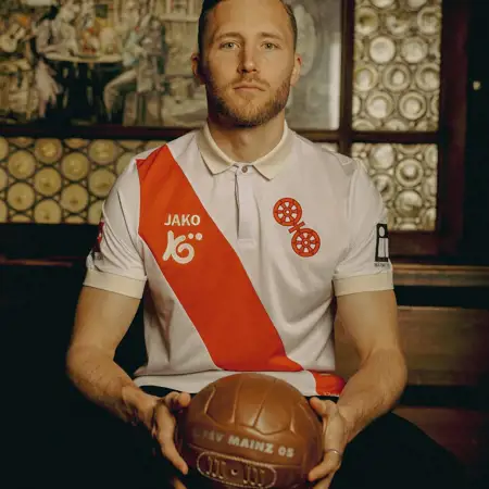 Dit is het FSV Mainz 05 voetbalshirt ter ere van het 120 jarig bestaan