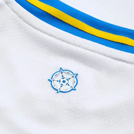 Leeds United voetbalshirts 2024-2025 bevatten logo Red Bull