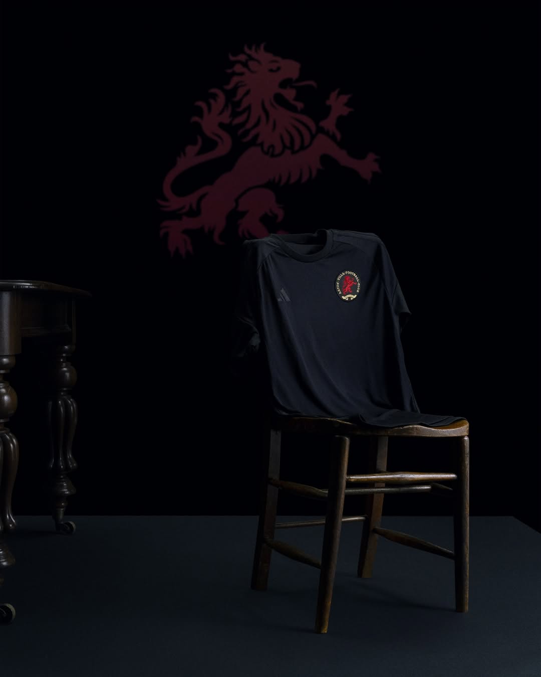 Aston Villa lanceert zwart voetbalshirt ter ere van 125 jarig jubileum