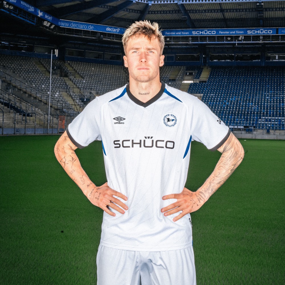 Dit zijn de Arminia Bielefeld voetbalshirts 2025-2026 van Umbro
