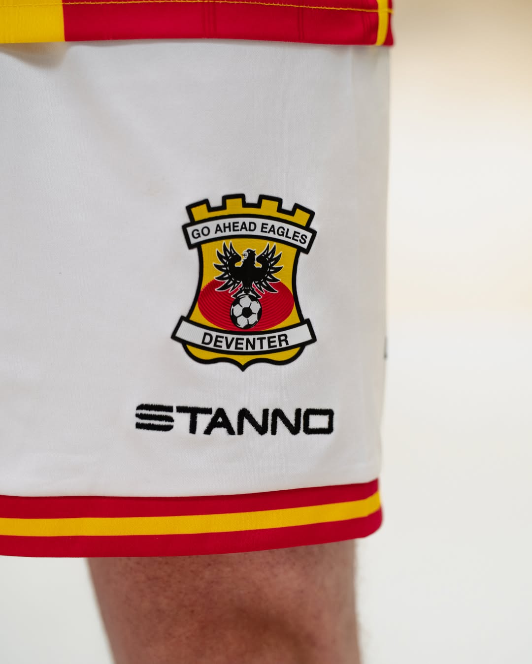 Dit zijn de Go Ahead Eagles voetbalshirts 2025-2026