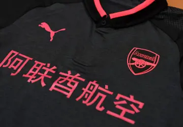 arsenal-3e-shirt-mandarijn-sponsor.jpg
