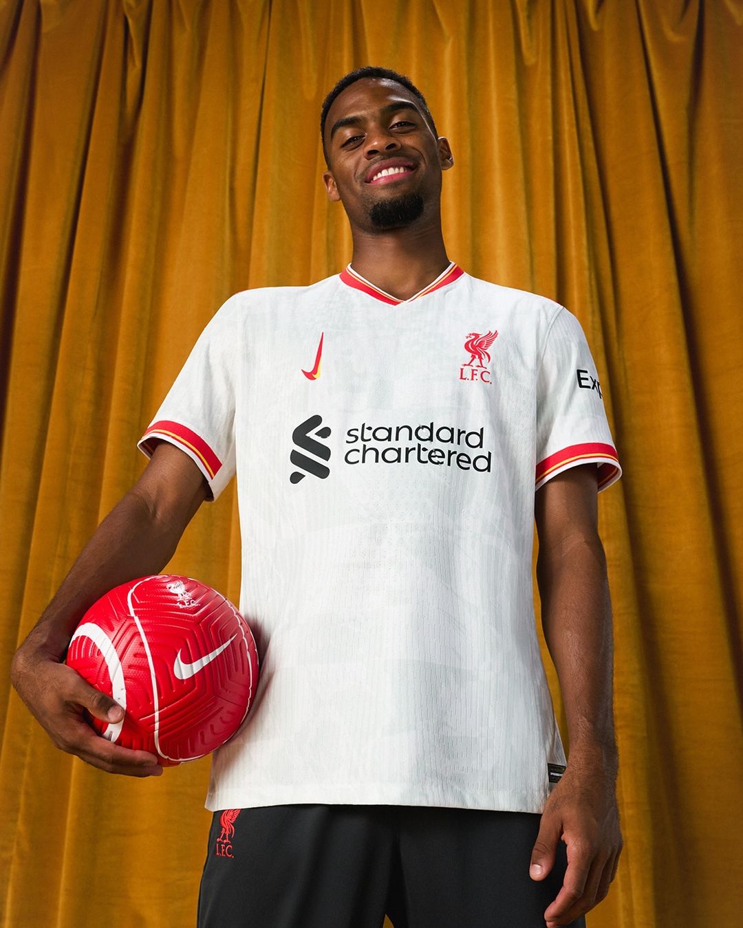 Liverpool 3e shirt 2024-2025 ode aan kunstenaars, vrouwenvoetbal en punks!