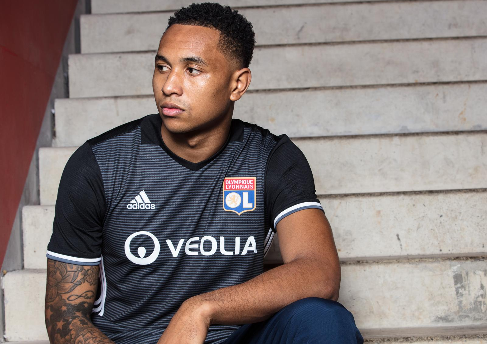 olympique-lyon-3e-shirt-2017-2018.png