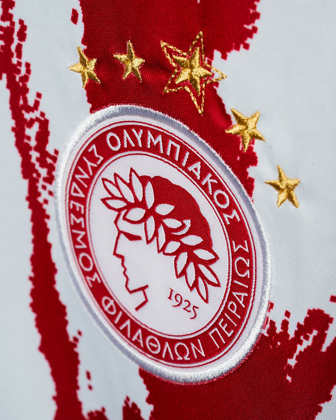 Olympiakos voetbalshirts 2025-2026: stijlvolle ontwerpen in wit, grijs en rood
