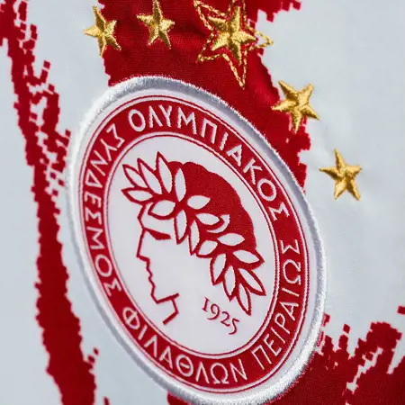 Olympiakos voetbalshirts 2025-2026: stijlvolle ontwerpen in wit, grijs en rood