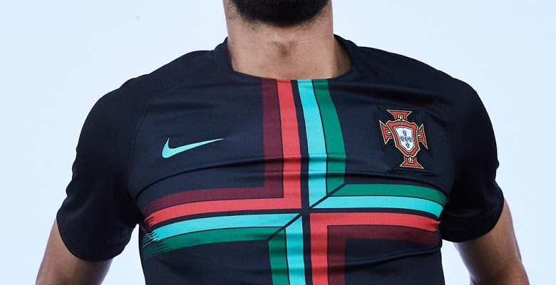 Vergelijken Encommium rechtbank Portugal en Nike lanceren zwart warming-up shirt voor 2018-2019 -  Voetbalshirts.com