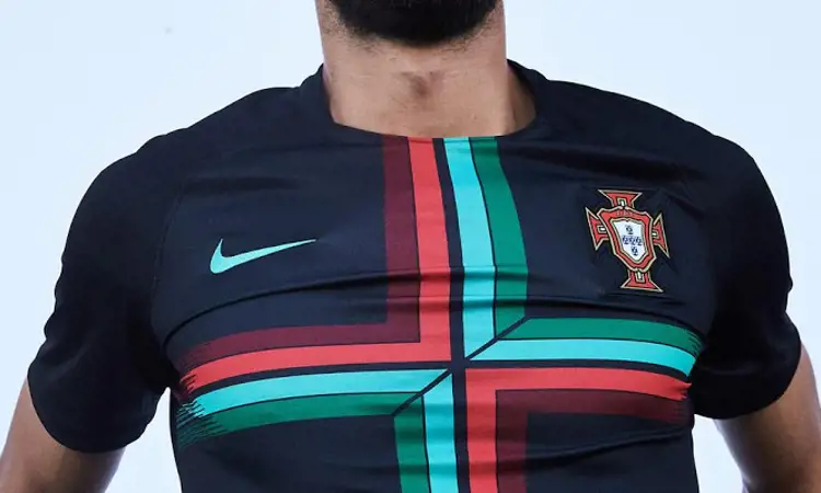 Portugal en Nike lanceren zwart warming-up shirt voor 2018-2019