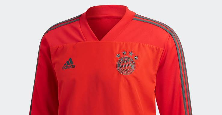 Bayern München draagt fel rood trainingspak in 2018-2019