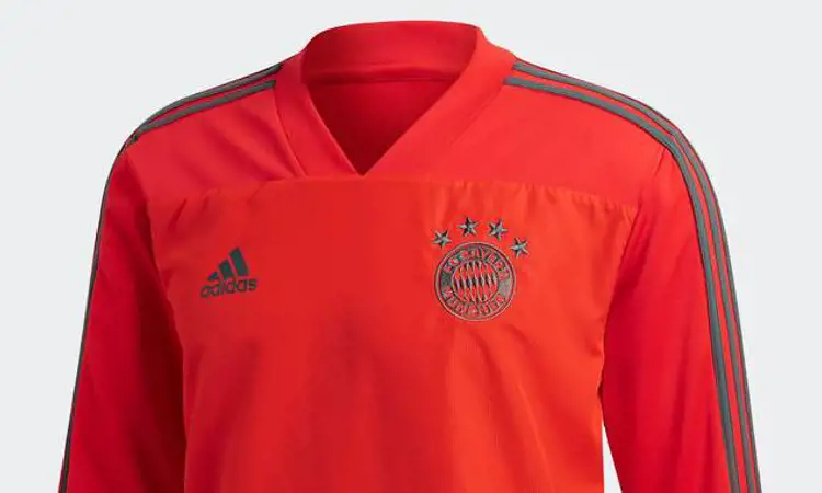 Bayern München draagt fel rood trainingspak in 2018-2019
