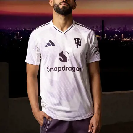 Manchester United uitshirt 2025-2026 bevat sneeuwvlokken!