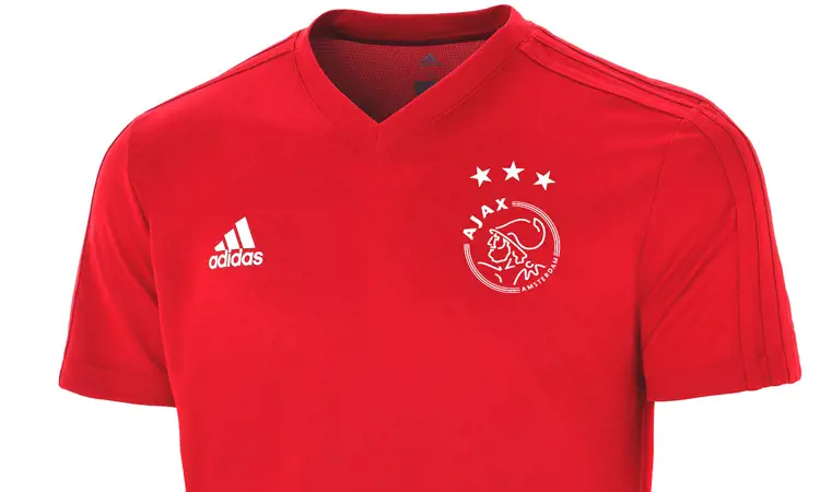Rood trainingsshirt voor spelers en grijs trainingsshirt voor keepers Ajax in 2018-2019