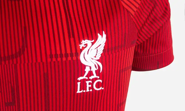 Dit is het Liverpool trainingsshirt 2023-2024
